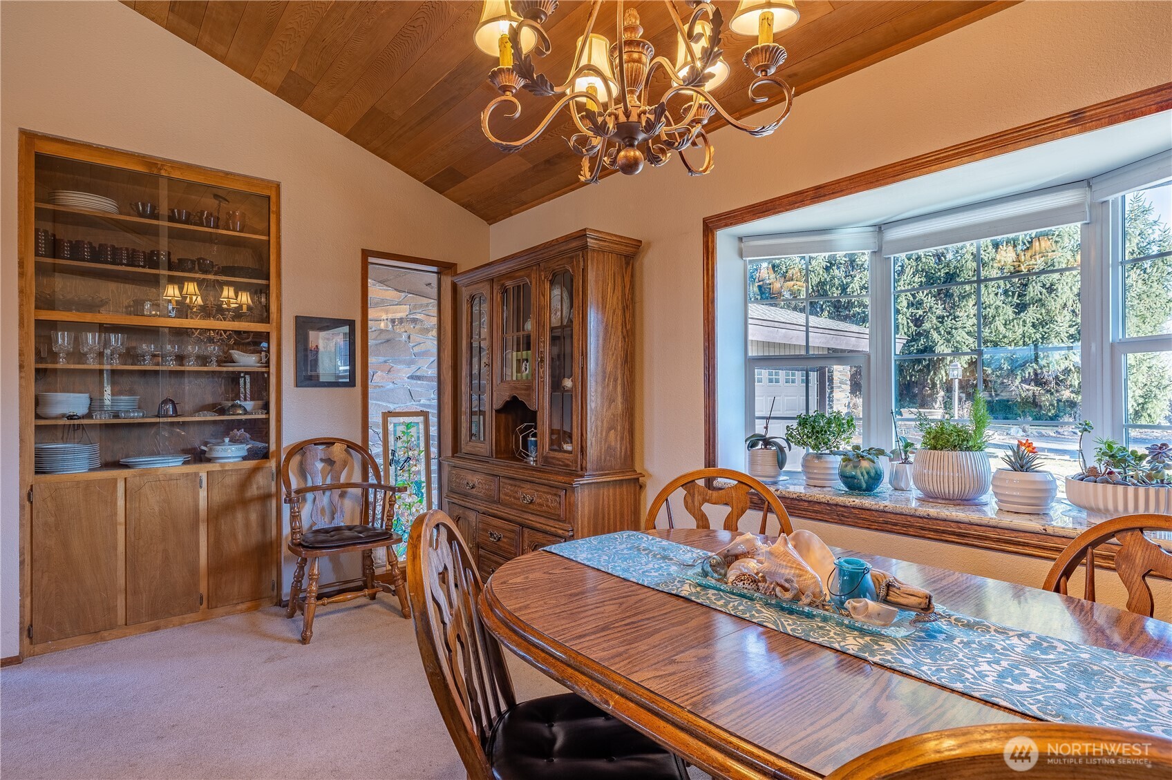 826 South Skylark Way Othello, WA 99344 - Photo 30 of 40 a living room with furniture a chandelier and a large window