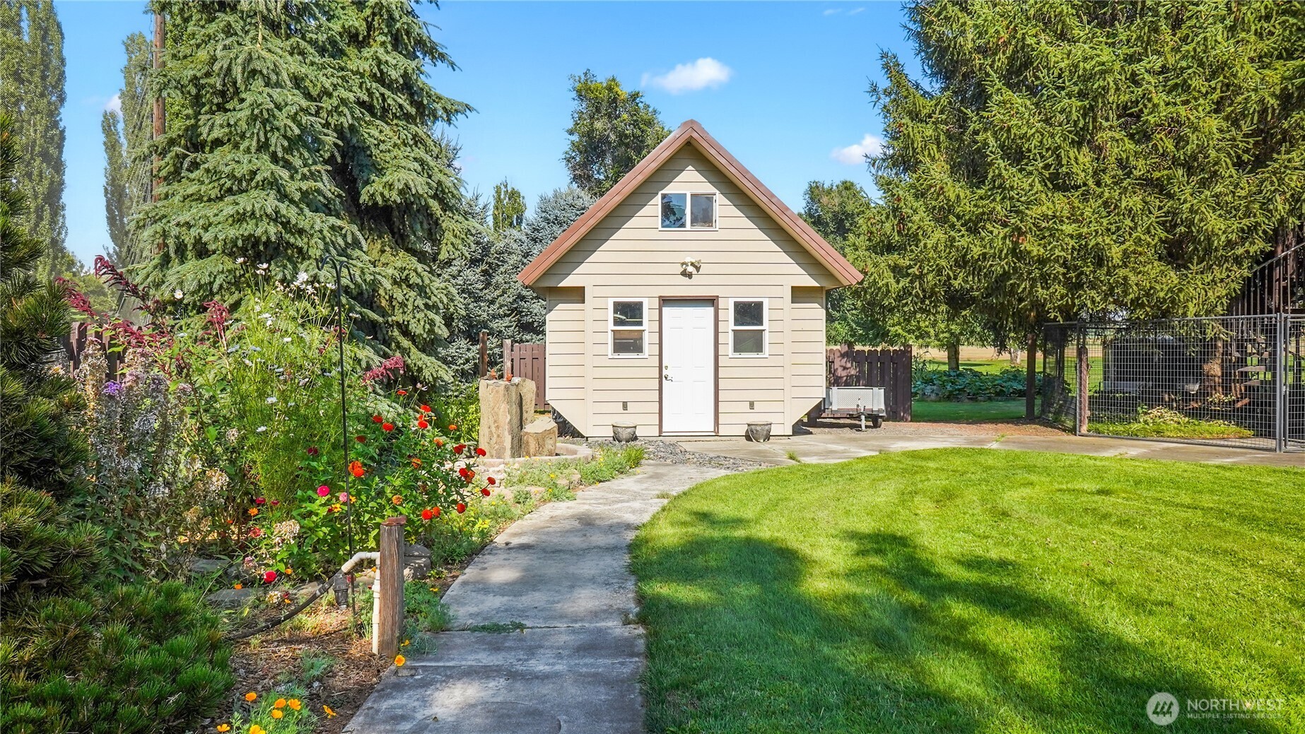 826 South Skylark Way Othello, WA 99344 - Photo 9 of 40 a front view of house with yard and green space