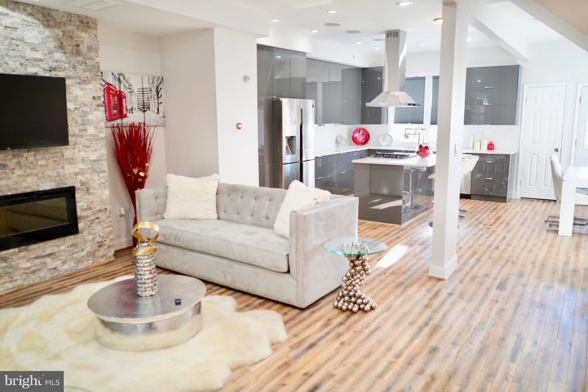 4222 Falls Road Baltimore, MD 21211 - Photo 3 of 22 Living Room