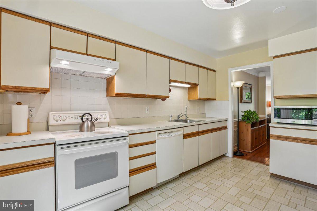 2459 McCormick Road Rockville, MD 20850 - Photo 4 of 54 Large Kitchen