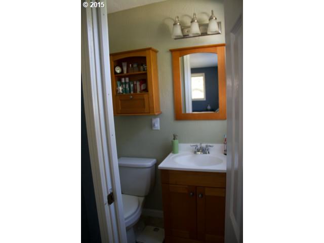1385 Willagillespie Road Eugene, OR 97401 - Photo 11 of 16 Bathroom, Attached