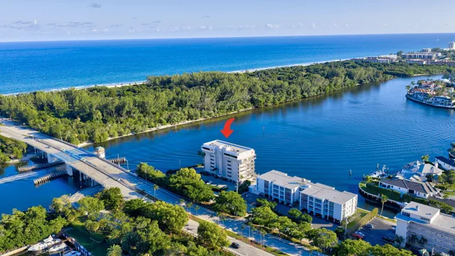 an aerial view of residential house with outdoor space and lake view