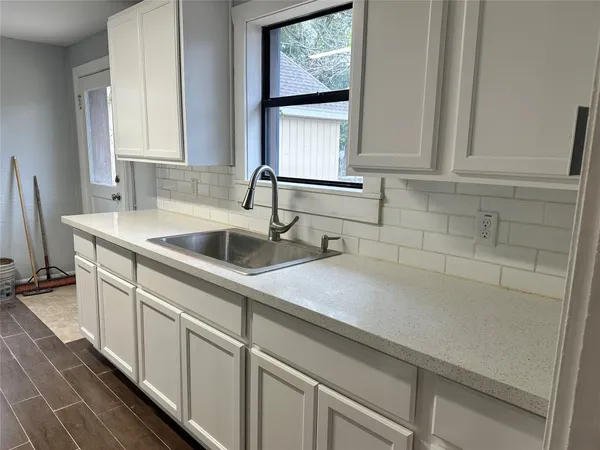 $1,700 | 912 West Cleveland Street, Alvin, TX 77511