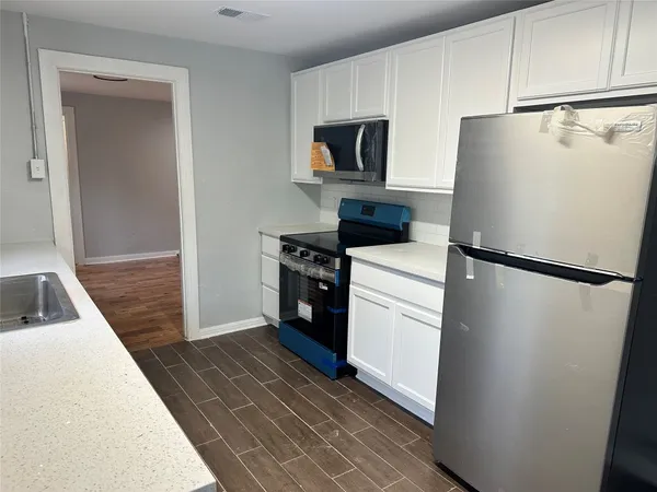 $1,700 | 912 West Cleveland Street, Alvin, TX 77511