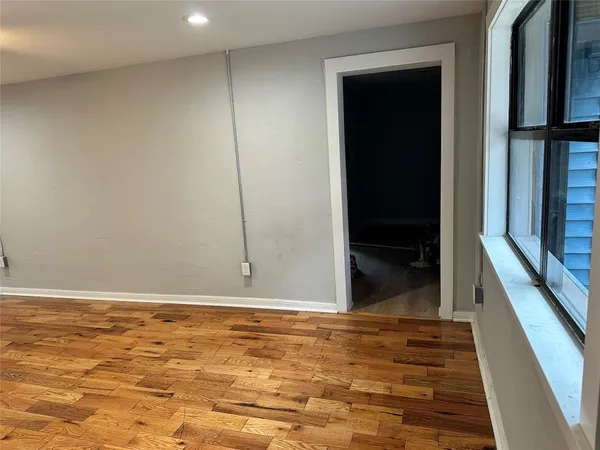 $1,700 | 912 West Cleveland Street, Alvin, TX 77511