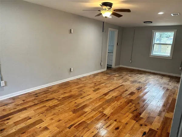 $1,700 | 912 West Cleveland Street, Alvin, TX 77511