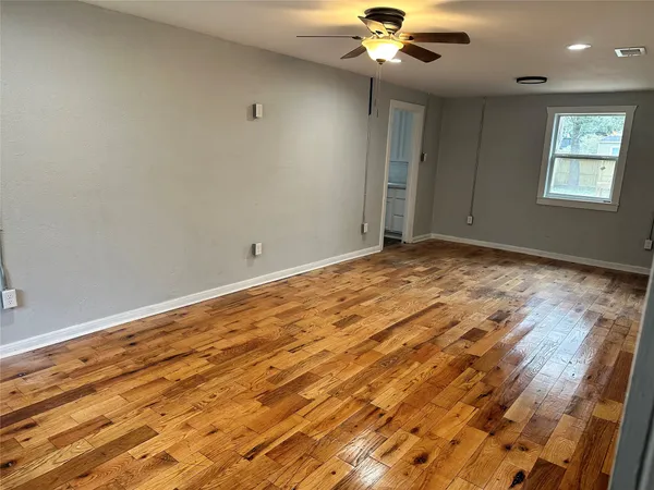 $1,700 | 912 West Cleveland Street, Alvin, TX 77511