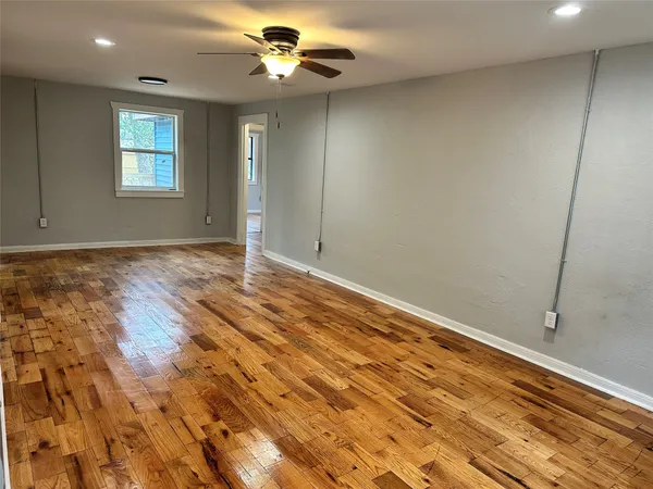 $1,700 | 912 West Cleveland Street, Alvin, TX 77511