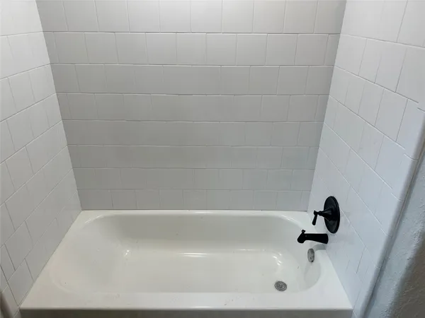 $1,700 | 912 West Cleveland Street, Alvin, TX 77511