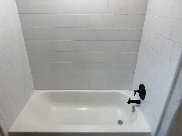 $1,700 | 912 West Cleveland Street, Alvin, TX 77511