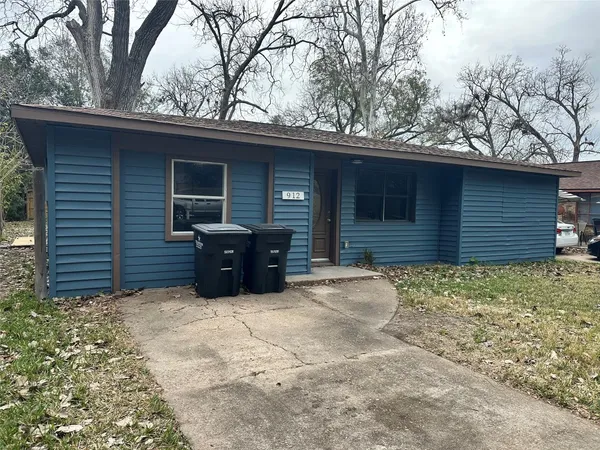 $1,700 | 912 West Cleveland Street, Alvin, TX 77511