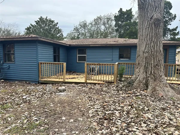 $1,700 | 912 West Cleveland Street, Alvin, TX 77511