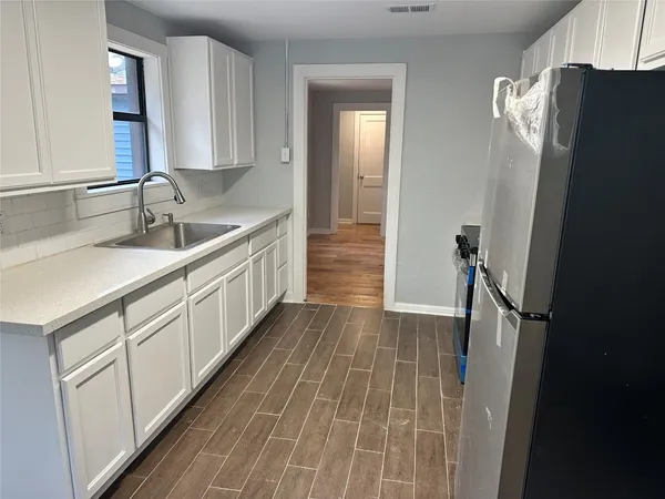 $1,700 | 912 West Cleveland Street, Alvin, TX 77511