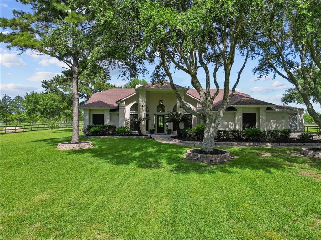 Welcome to 319 Bayou End Circle in Alvin, TX!