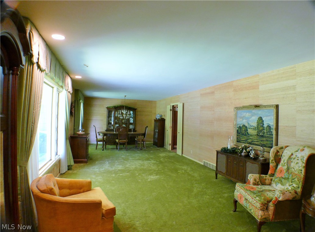 31200 Cedar Road Cleveland, OH 44124 - Photo 11 of 27 Holiday Sized Great Room