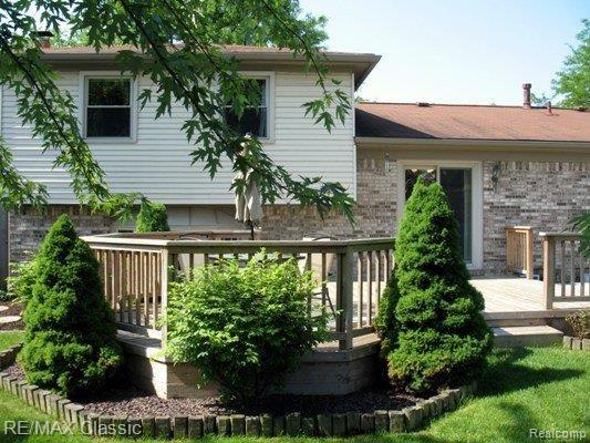 45310 Rudgate Road Canton, MI 48188 - Photo 19 of 25 GREAT DECK AND SHRUBBERY