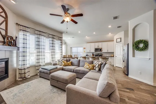 $2,850 | 4533 Hemingway Avenue, Aubrey, TX 76227