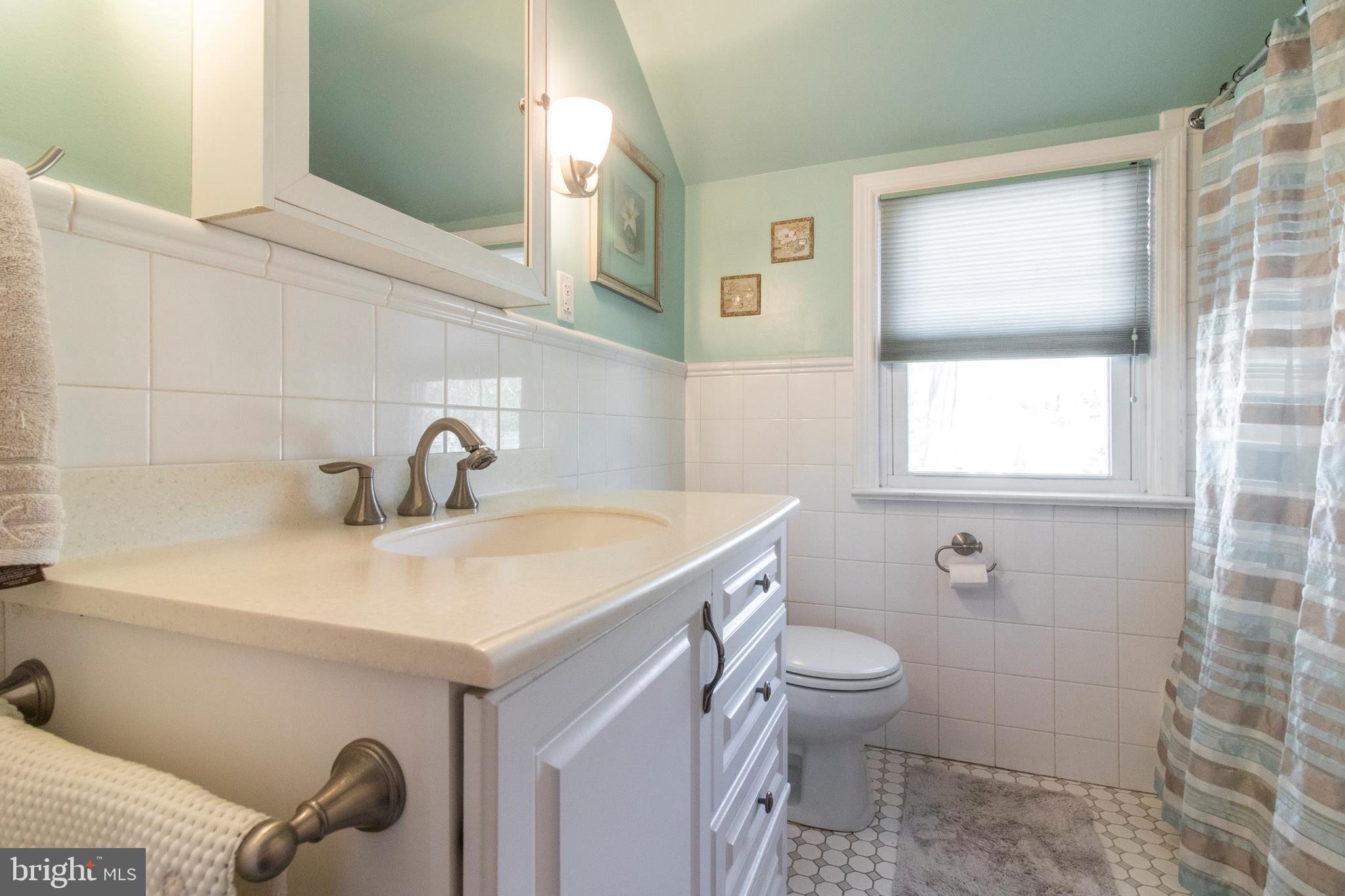496 Maplewood Road Springfield, PA 19064 - Photo 25 of 35 2nd floor Full Bathroom