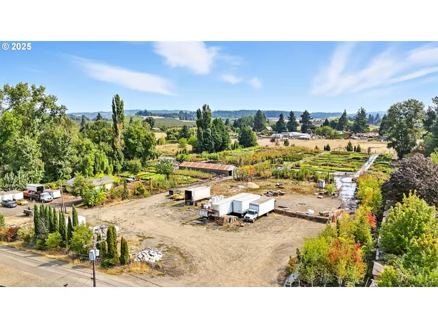 a view of a house with backyard
