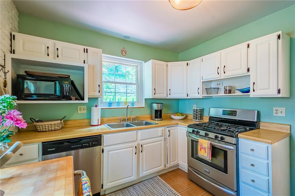253 Cascade Road Pittsburgh, PA 15221 - Photo 7 of 25 Gallery Image 7