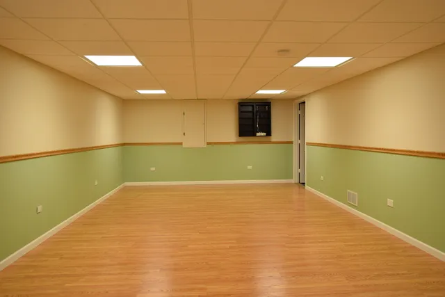 a view of a big room with a garage