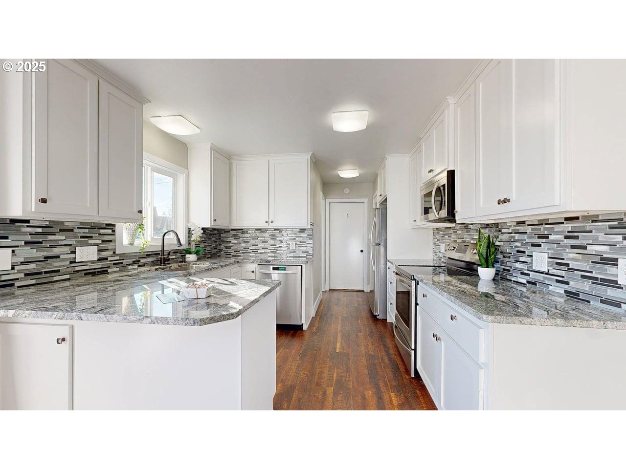 425 Memory Lane Brookings, OR 97415 - Photo 8 of 25 a kitchen with stainless steel appliances granite countertop a sink stove and refrigerator