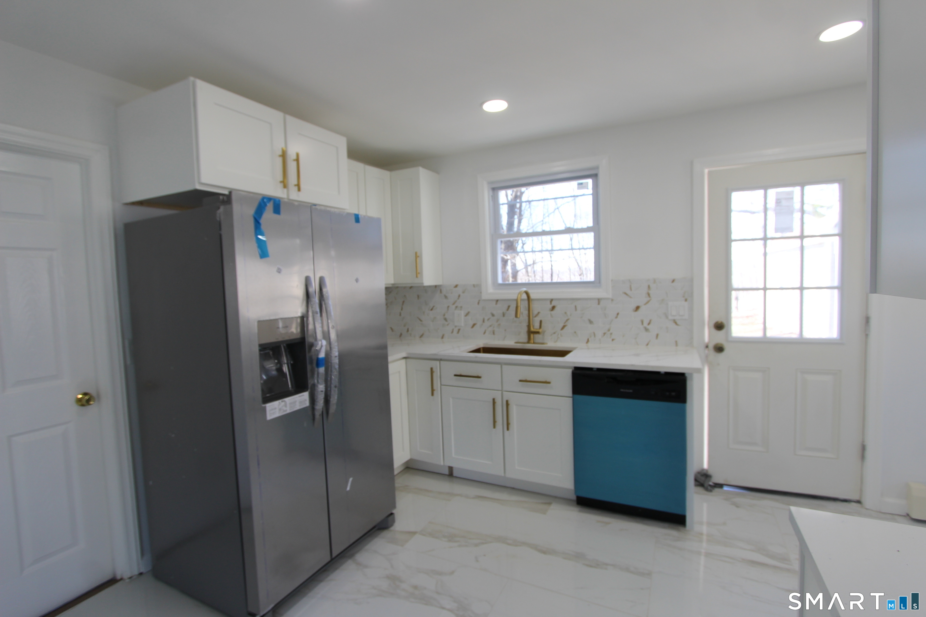 52 Glen Haven Road New Haven, CT 06513 - Photo 5 of 38