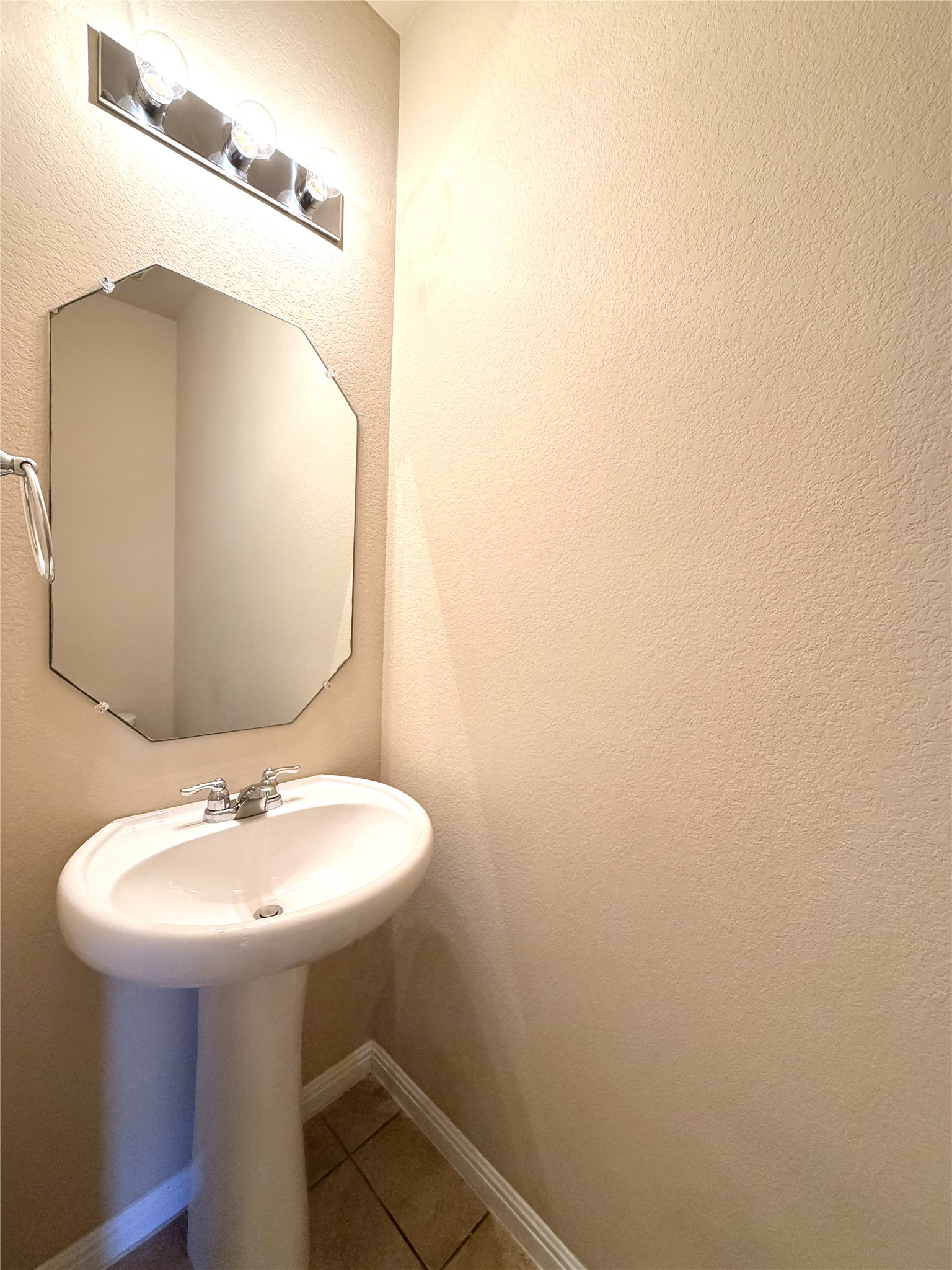 1437 Brooks Way Leander, TX 78641 - Photo 8 of 16 a bathroom with a sink and mirror