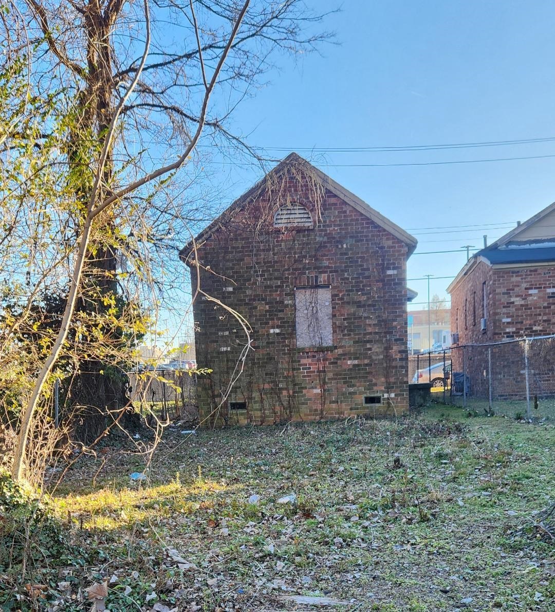 862 Mosby Avenue Memphis, TN 38105 - Photo 4 of 10 a view of a house with a yard