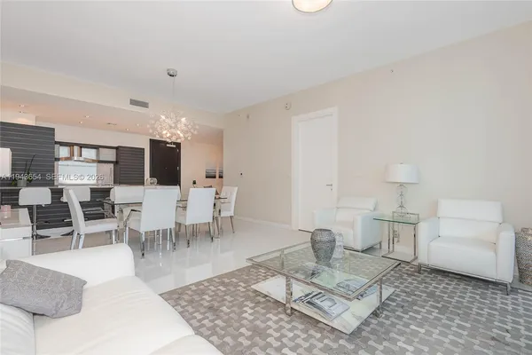 $7,700 | 200 Biscayne Blvd Way, Unit 5109, Miami, FL 33131