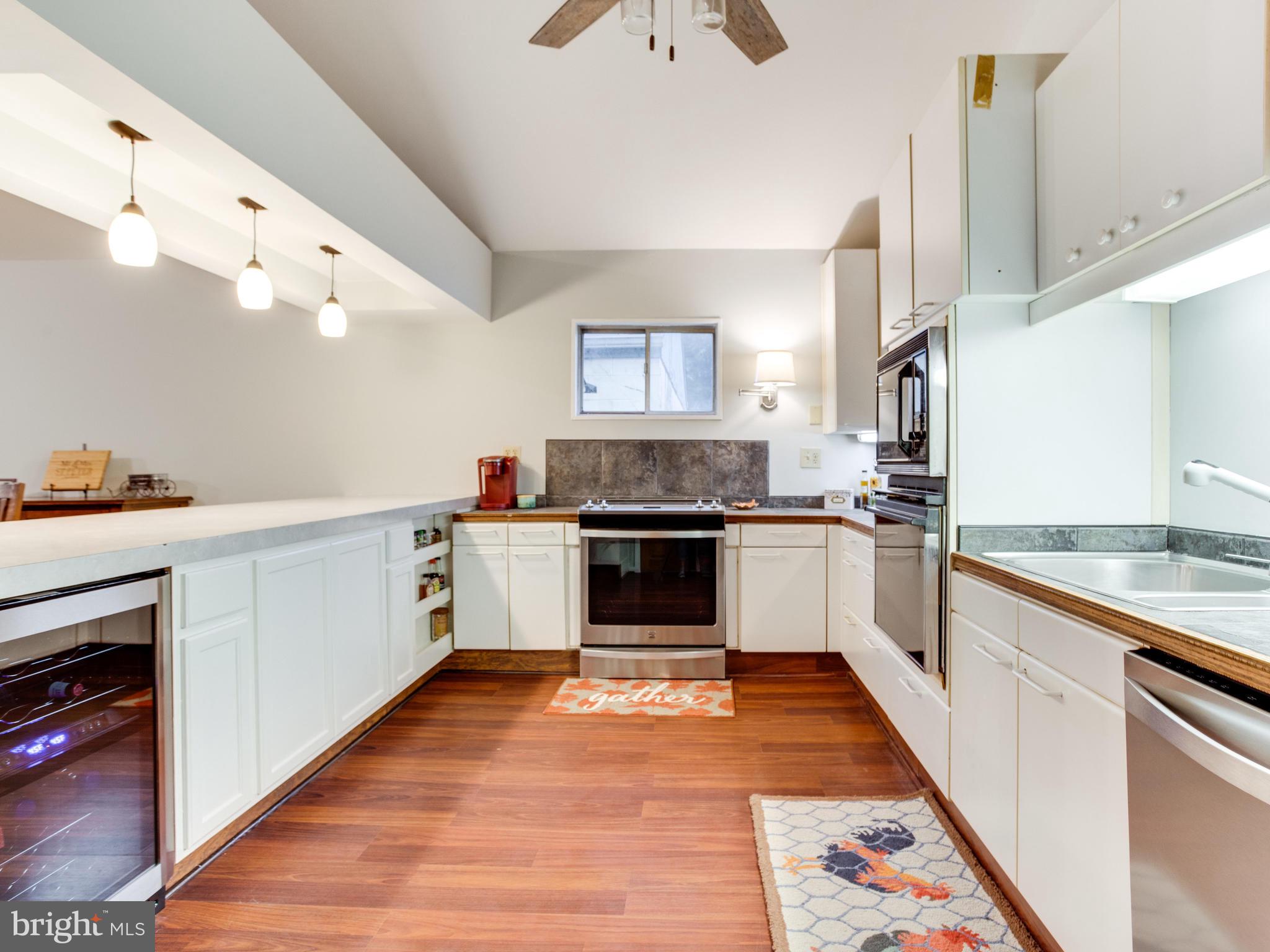 950 Mayo Road Edgewater, MD 21037 - Photo 6 of 46 Large galley kitchen