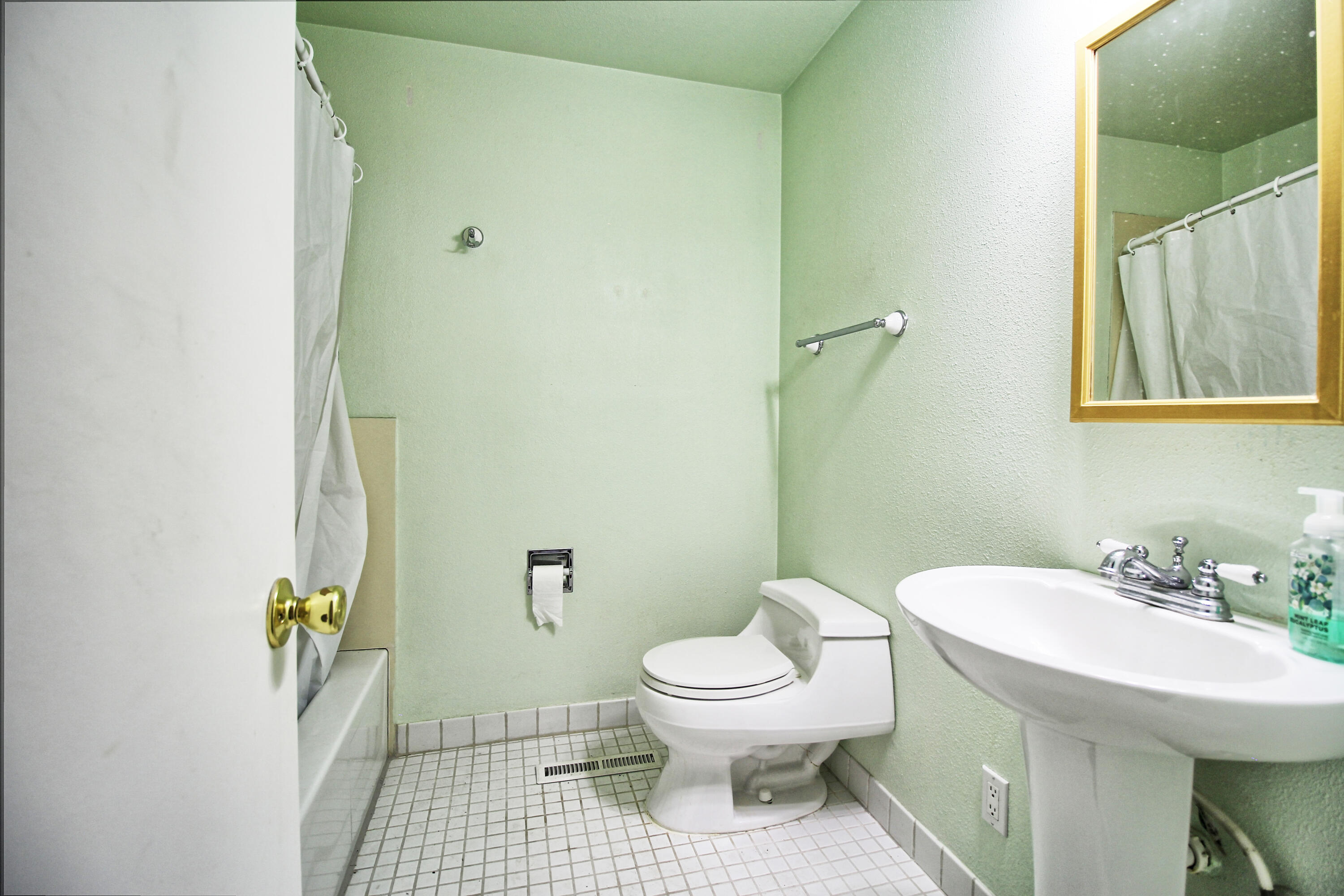 1912 Crestbrook Road Medford, OR 97504 - Photo 11 of 36 CrestbrookBathroom2