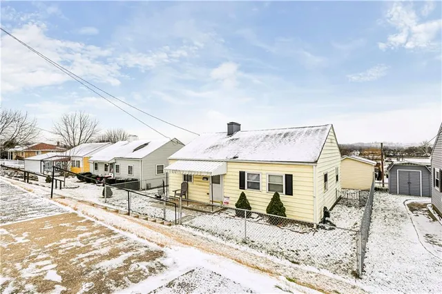 a view of a dinning table and chairs in the patio