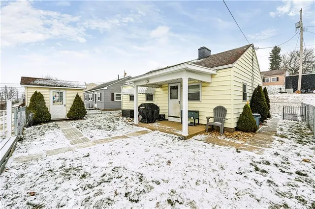 a view of a outdoor space with a house