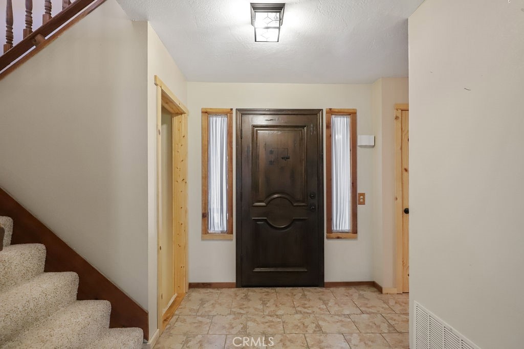 21645 Jobs Peak Road Cedarpines Park, CA 92322 - Photo 4 of 72 entry way