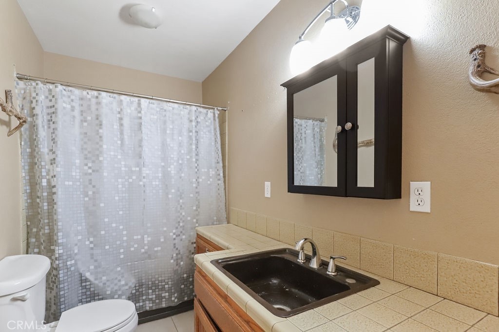 21645 Jobs Peak Road Cedarpines Park, CA 92322 - Photo 51 of 72 Basement nook area staged by AI