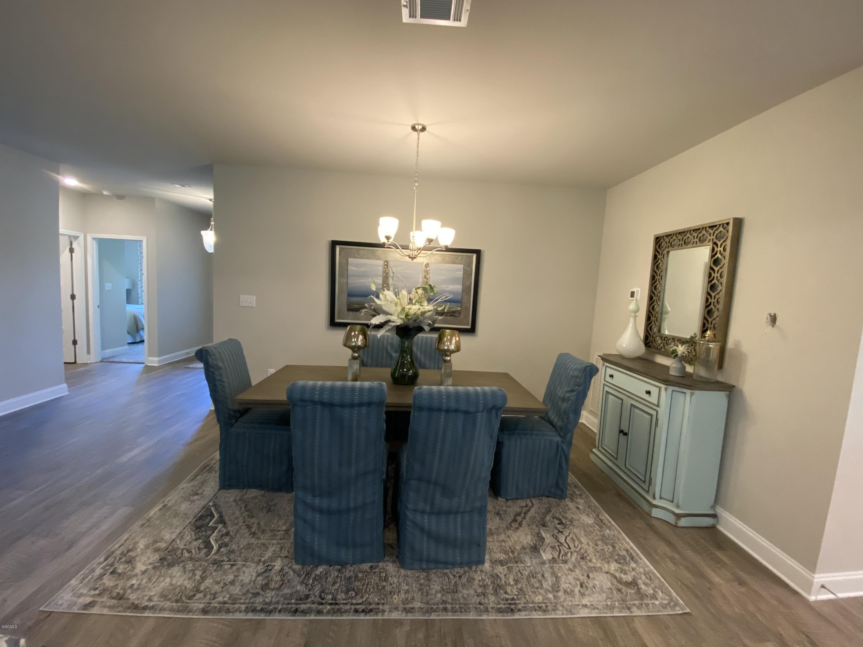 11217 Shorecrest Road Biloxi, MS 39532 - Photo 11 of 27 Destin Dining Area