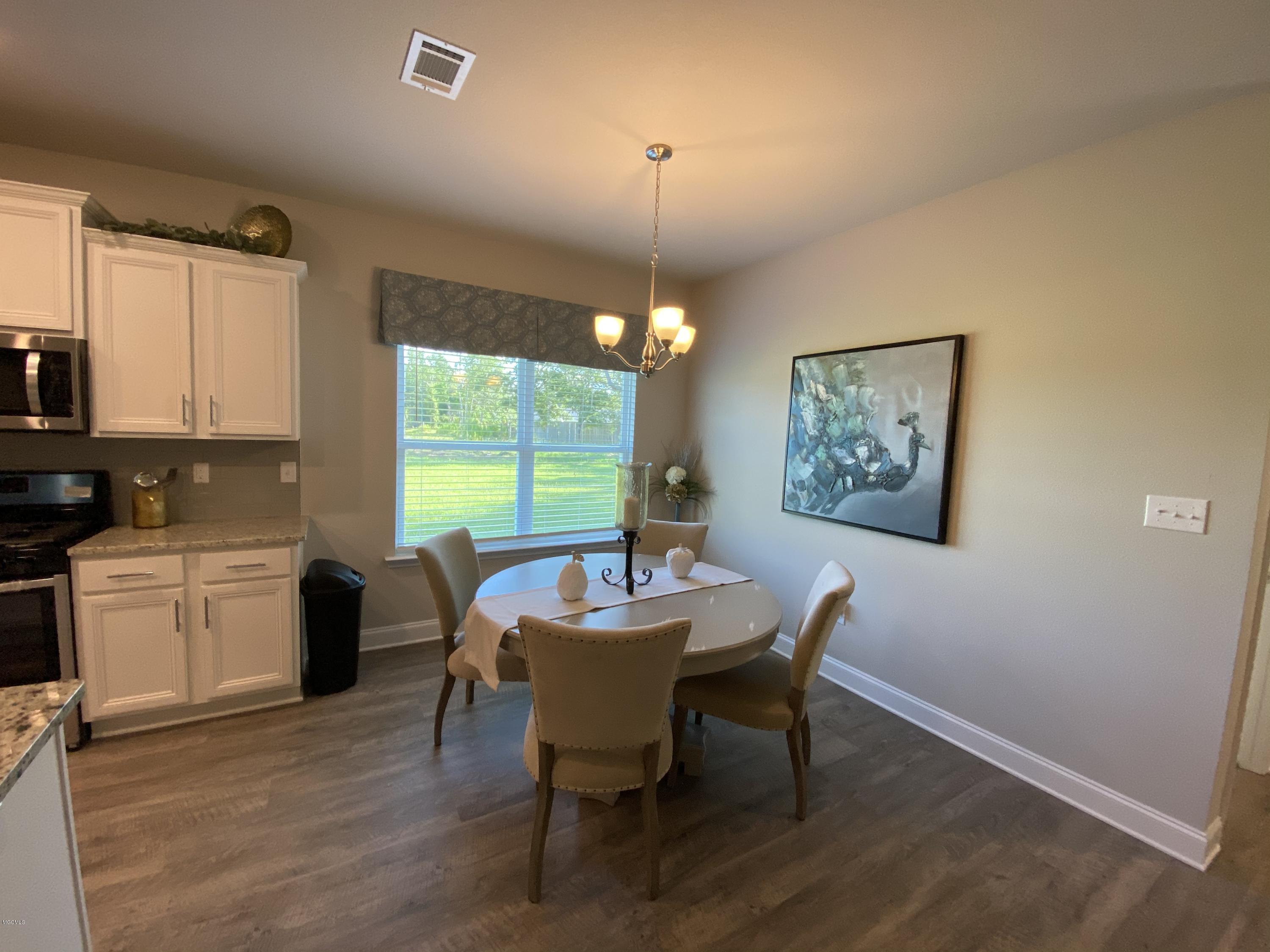 11217 Shorecrest Road Biloxi, MS 39532 - Photo 15 of 27 Destin Eat in Kitchen