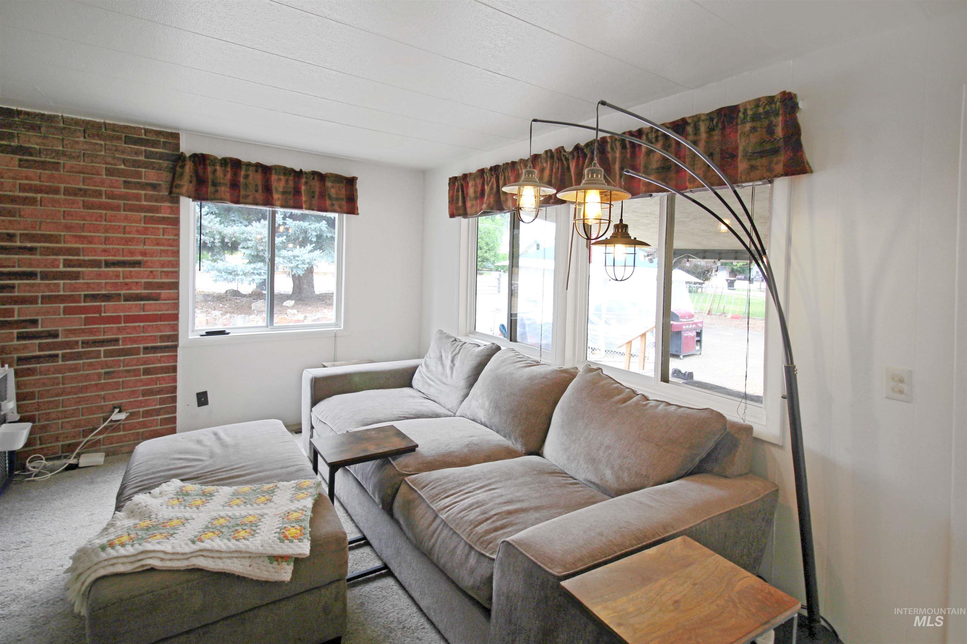 1265 Pioneer Road Weiser, ID 83672 - Photo 6 of 29 Living room