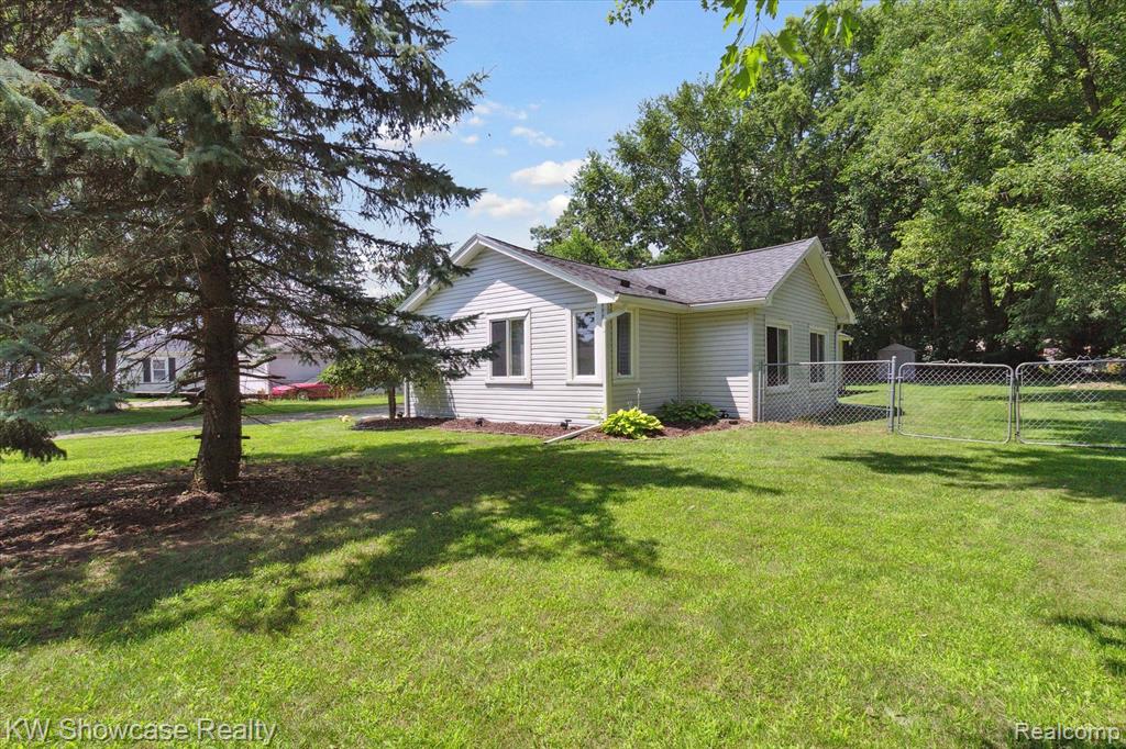 890 Farnsworth Road White Lake, MI 48386 - Photo 2 of 42