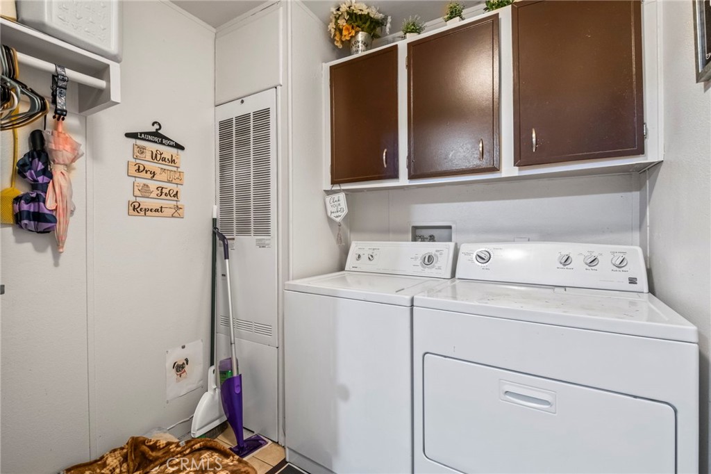 24847 Split Rail Road Wildomar, CA 92595 - Photo 20 of 45 a utility room with dryer and washer