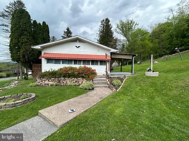a view of a house with a yard