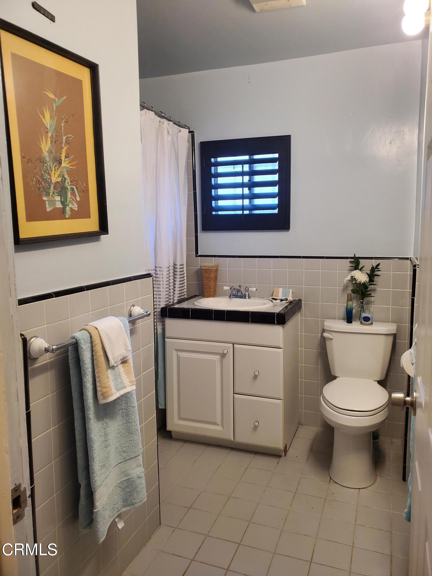 905 Chapman Avenue Pasadena, CA 91103 - Photo 11 of 20 a bathroom with a toilet sink and mirror
