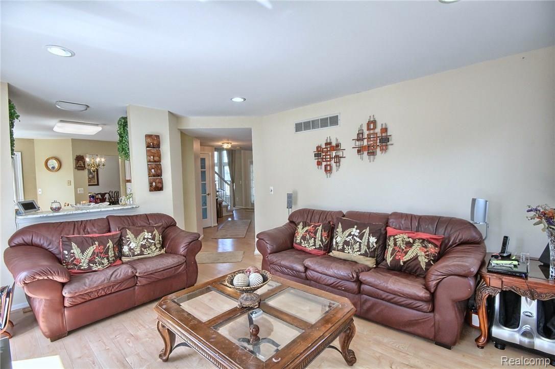 39434 Squire Road Novi, MI 48375 - Photo 11 of 24 Family_Room_2nd_View.jpg
