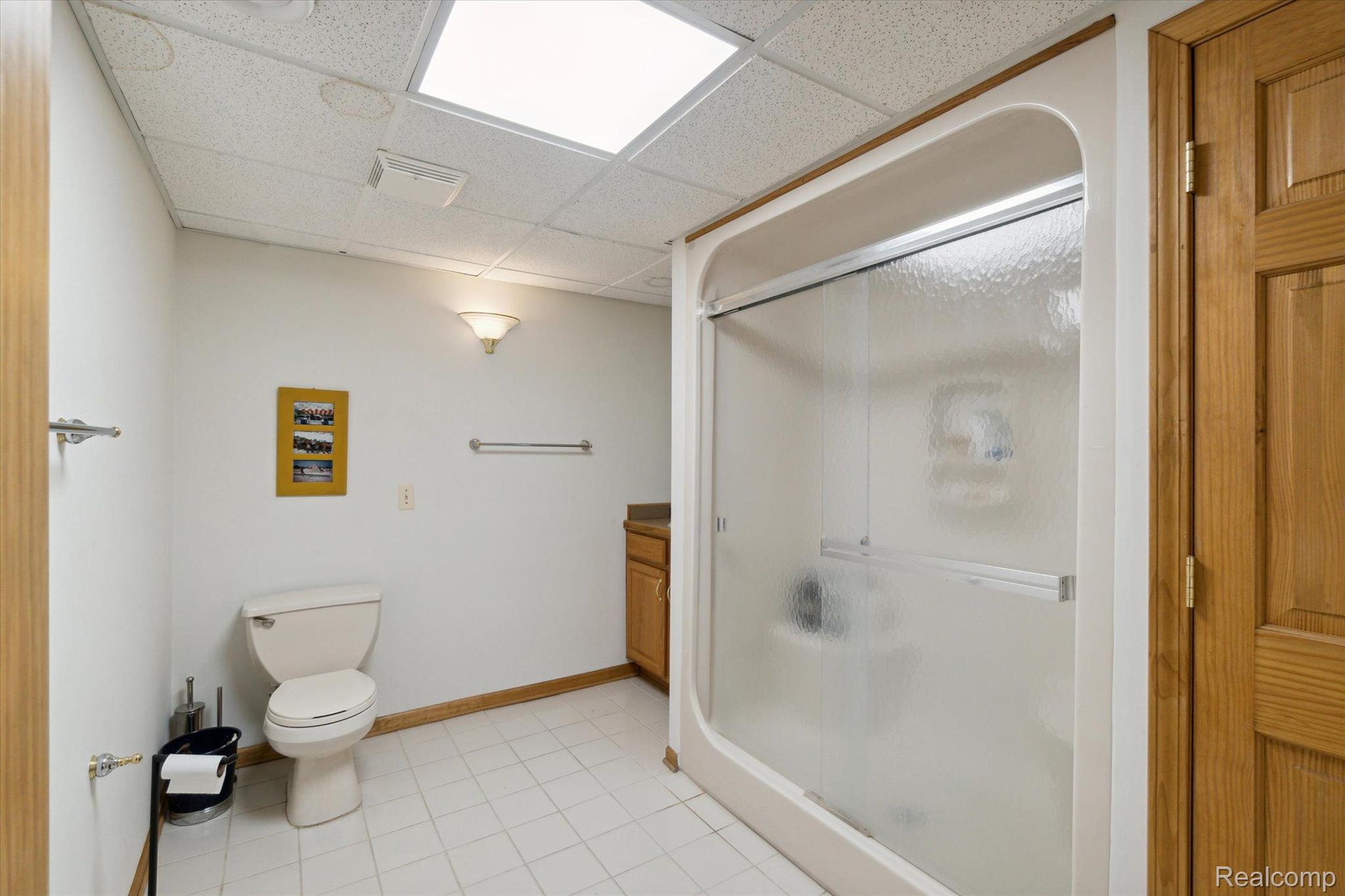 9216 Newburgh Road Livonia, MI 48150 - Photo 32 of 43 Full bathroom in basement.