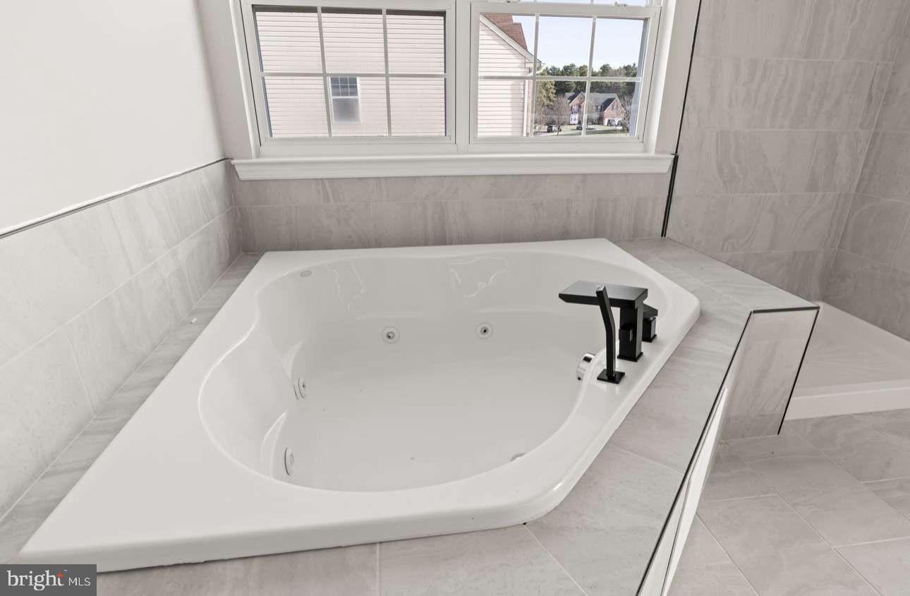 4 Box Turtle Lane Sicklerville, NJ 08081 - Photo 31 of 37 a bathroom with a bathtub