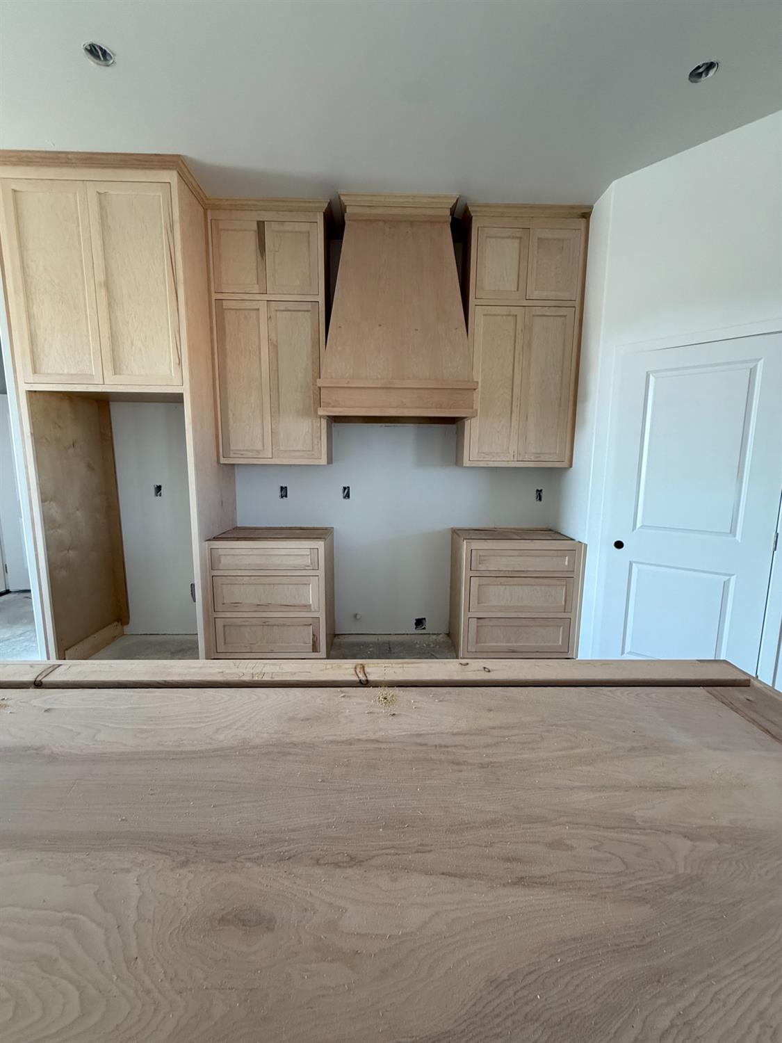 21250 Del Monte Road Madera, CA 93638 - Photo 8 of 17 a view of an empty room with cabinet and a sink