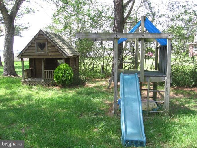5154 Paw Paw Road Cambridge, MD 21613 - Photo 9 of 24 Playhouse and play yard