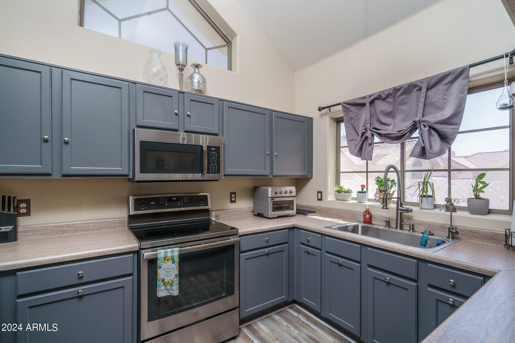 2801 North Litchfield Road, Unit 9 Goodyear, AZ 85395 - Photo 11 of 27 10) KITCHEN