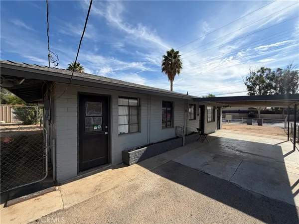a view of a house and a garage